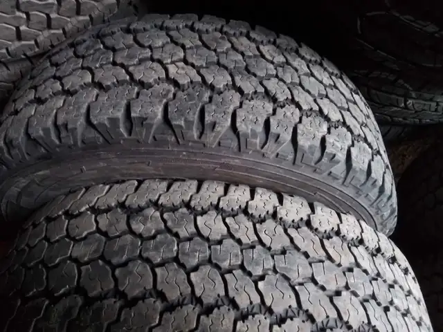 paire ou trio pneus hiver pick up 16 17 18 pouces  bien in Tires & Rims in Québec City - Image 3