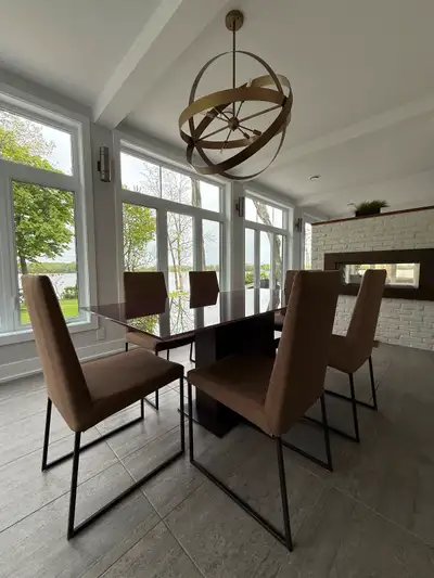 Table de cuisine en vitre trempé de couleur brune avec 6 chaises en tissus. Traité anti-taches. Base...