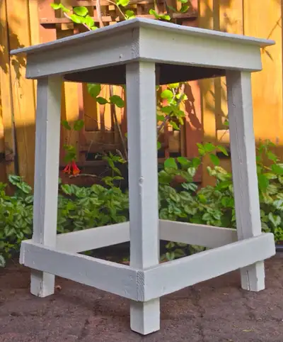 Antiquité. Collection. Petite table rustique en bois peint, View more