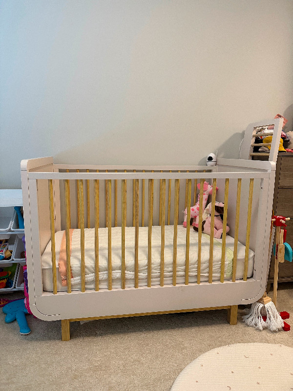 Baby crib and mattress for sale! in Cribs in North Shore - Image 2