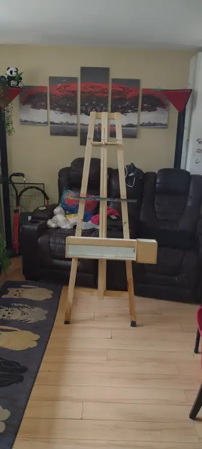 Ce chevalet de peintre en bois est idéal pour vos projets artistiques, offrant une structure stable...
