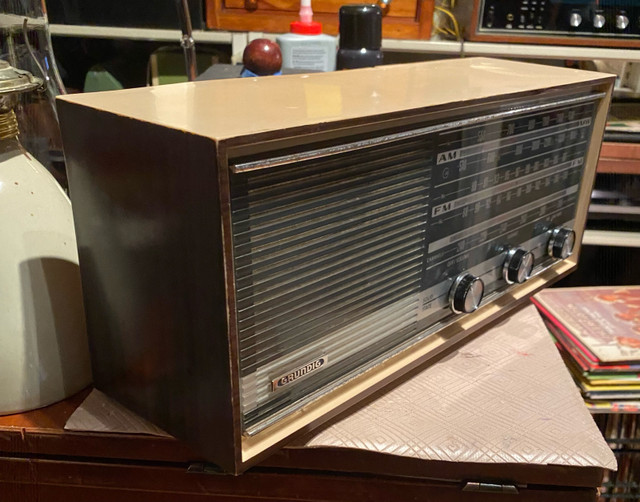 Vintage Radio AM/FM GRUNDIG dans Art et objets de collection  à Laval/Rive Nord - Image 2