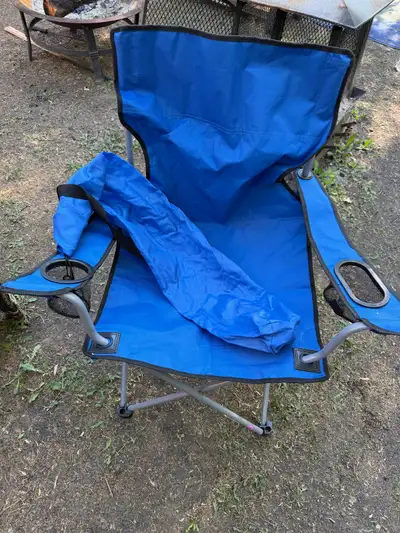 Get ready to relax outdoors with this super sturdy blue camping chair, perfect for any adventure! Th...