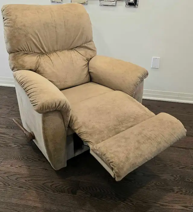 LazyBoy Rocker Recliner Chair  in Chairs & Recliners in Oshawa / Durham Region - Image 5