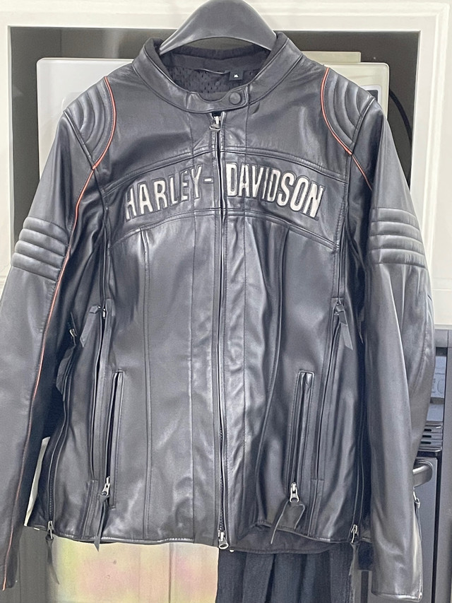 Manteau cuir Harley Davidson  dans Femmes - Hauts et vêtements d'extérieur  à Laval/Rive Nord - Image 2