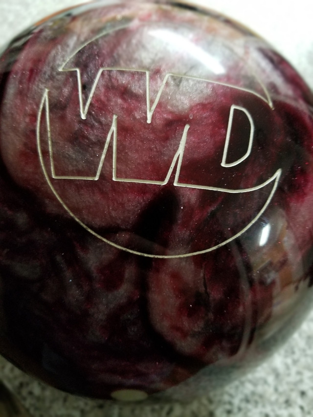 Colombia WD 300 Bowling ball 15lb in Hobbies & Crafts in Markham / York Region