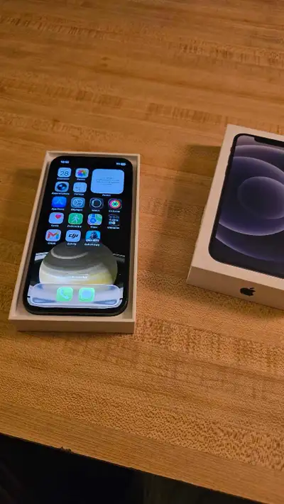 Iphone 12 64g Débloquer Aucune raillure Avec le chargeur Pres que jamais utiliser