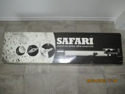 Vintage Safari telescope for sale, works and is in good condition. Is missing a screw on the tripod...