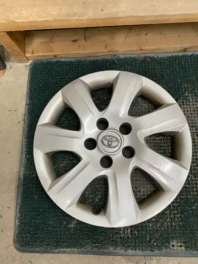 I am selling a used Toyota hubcap. It's a bit dirty, as you can see in the photos, but still functio...