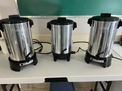 1 cafetière West Bend  commerciales (1X 36)  + 1 X 30 tasses, View more