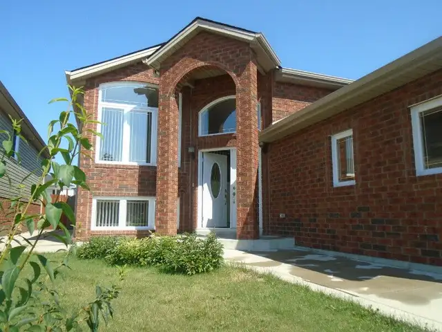 2Bed/1Bath new house @Dominion/Ojibway close UW, St.Clair