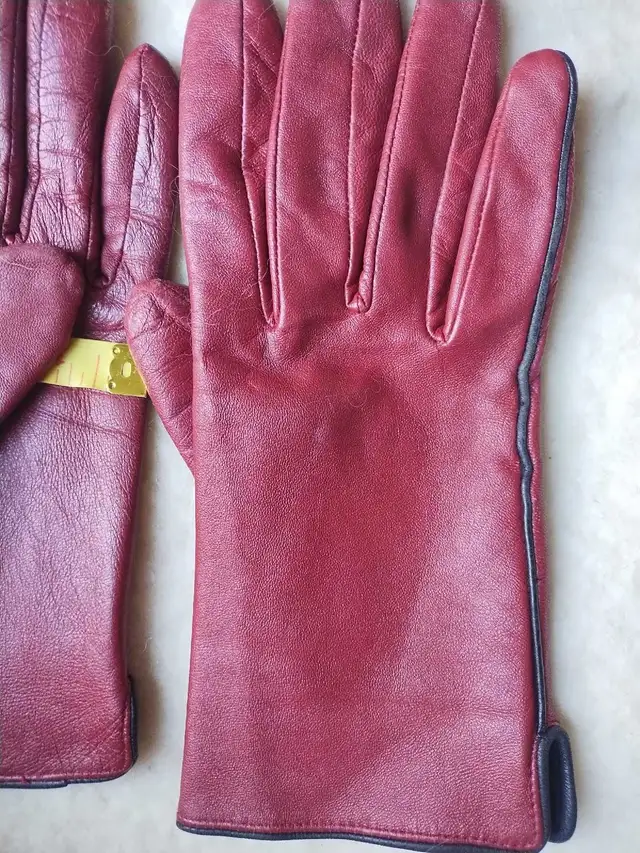 Gloves - women's size M in Other in Calgary - Image 4