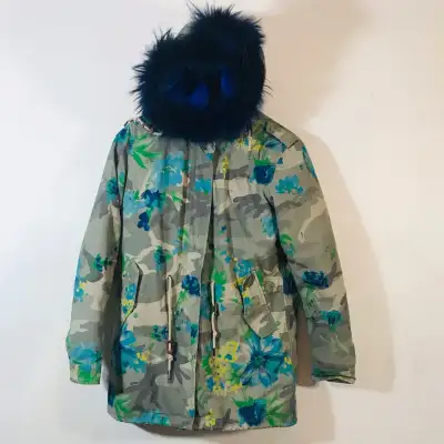 Size small the collar is in real fur 52 cm pit to pit 62 cm arm length 80$