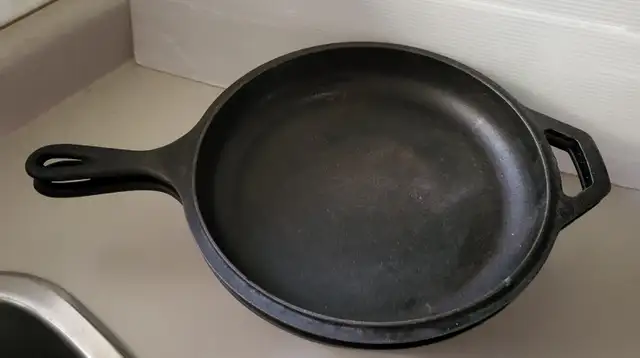 Vintage Lodge Cast Iron Dutch Oven Deep Fry Pan Combo - 3 - 8CF in Kitchen & Dining Wares in Oshawa / Durham Region - Image 7