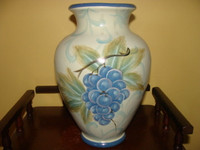 Vase à fleurs en céramique, vert pâle, raisins