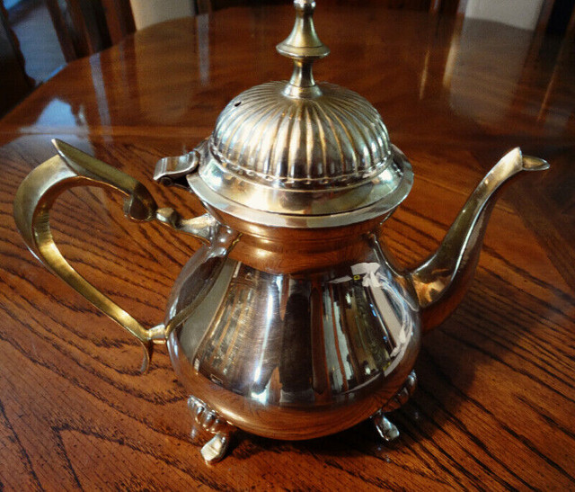 Brass teapot in Arts & Collectibles in Winnipeg