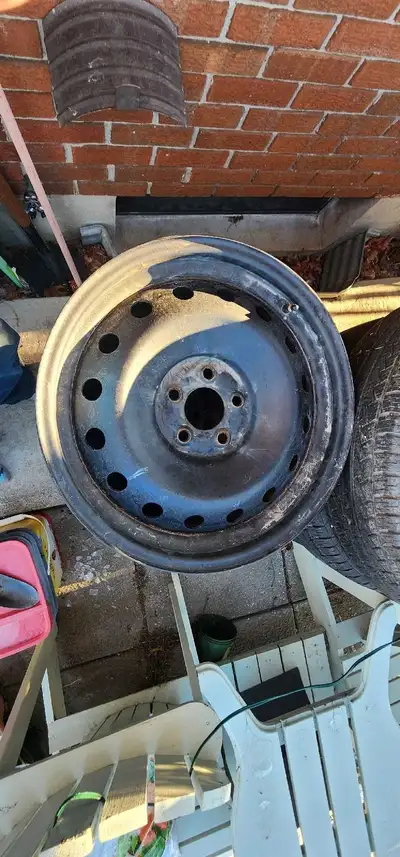 I'm selling a set of four 18-inch steel rims, complete with TPMS sensors and a 5x114.3 bolt pattern....