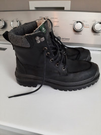 Men’s Waterproof Leather Winter Boots – Size 7