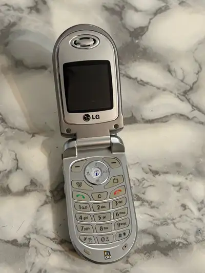 Old LG flip phone *untested