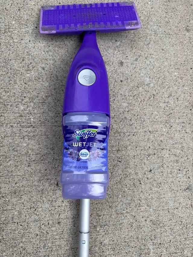 Swiffer WetJet Mop in Vacuums in Oakville / Halton Region - Image 4