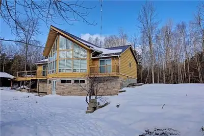 Near the lake of simcoe Bed :2+1 Kitchen :1 Bath :3 Type :Residential House,Detached,Bungalow,Loft A...