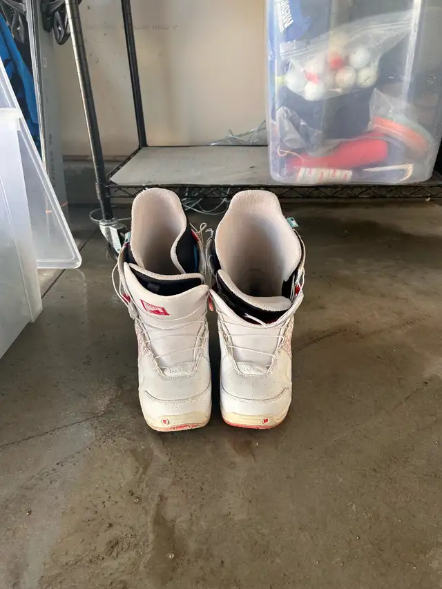 women’s size 8 Burton snowboard boots in Snowboard in Calgary - Image 2