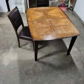 Table de cuisine 54"x42"x30" hauteur  avec 2 chaises, View more