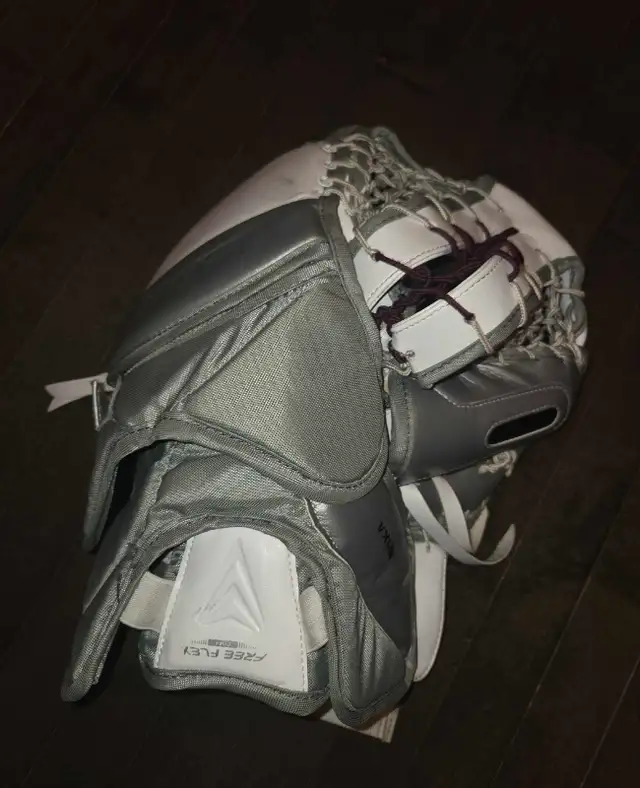Mitaine Bauer Ultrasonic Hunter Miska goalie glove in Hockey in City of Montréal - Image 3