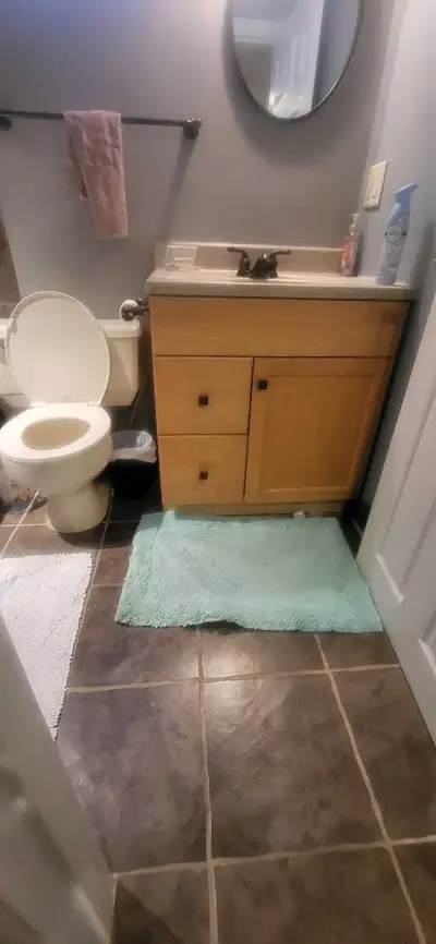 Clean and quiet room. Private bathroom. Short Term. Weekly. Bi weekly. Modern renovations. New appli...