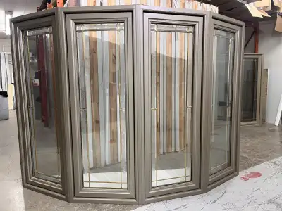 10311BWH Bay Windows HYBRIDE Bronze moyen Vitrail 84x60 1/4, View more
