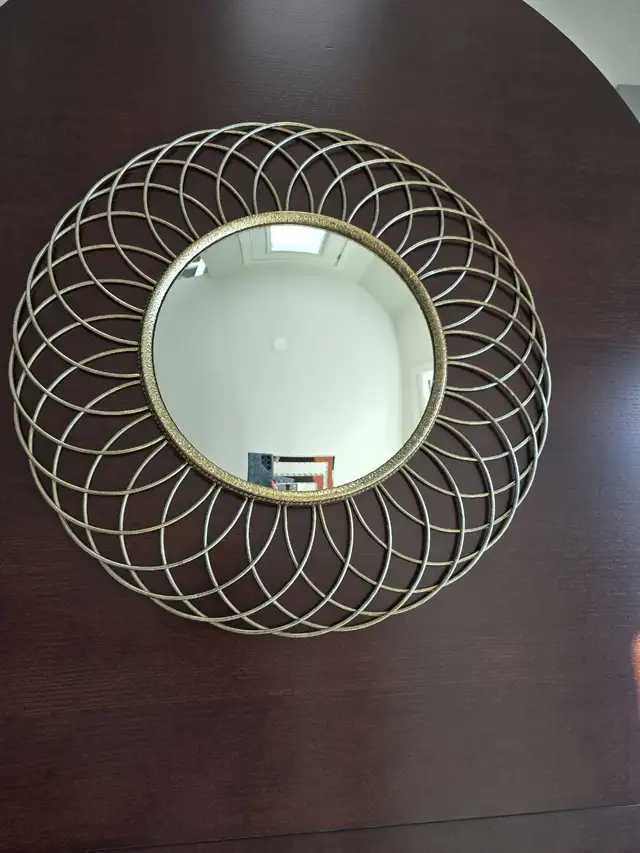 Vintage Gold Metal Round Wall Mirror in Home Décor & Accents in Edmonton - Image 2