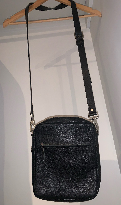 Rudsak Black Leather Small Crossbody Bag dans Hommes  à Ville de Montréal - Image 2