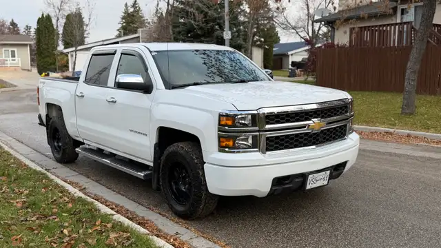 2014 Chevrolet Silverado 4x4  170k Safetied Clean title 