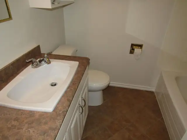 2-Bedroom Condo Unit for Rent in Riverbend in Long Term Rentals in Edmonton - Image 4