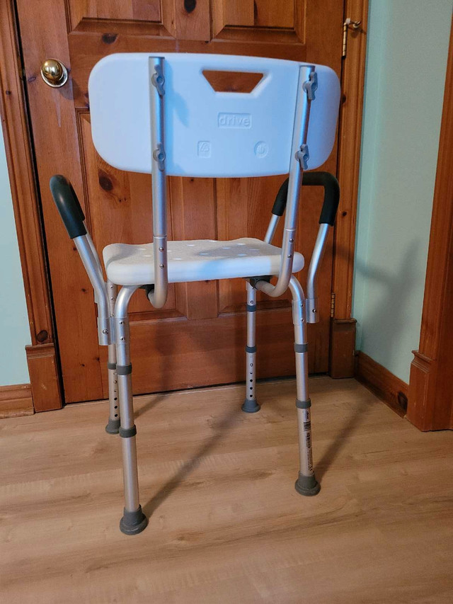 Adjustable shower chair in Health & Special Needs in Kingston - Image 2
