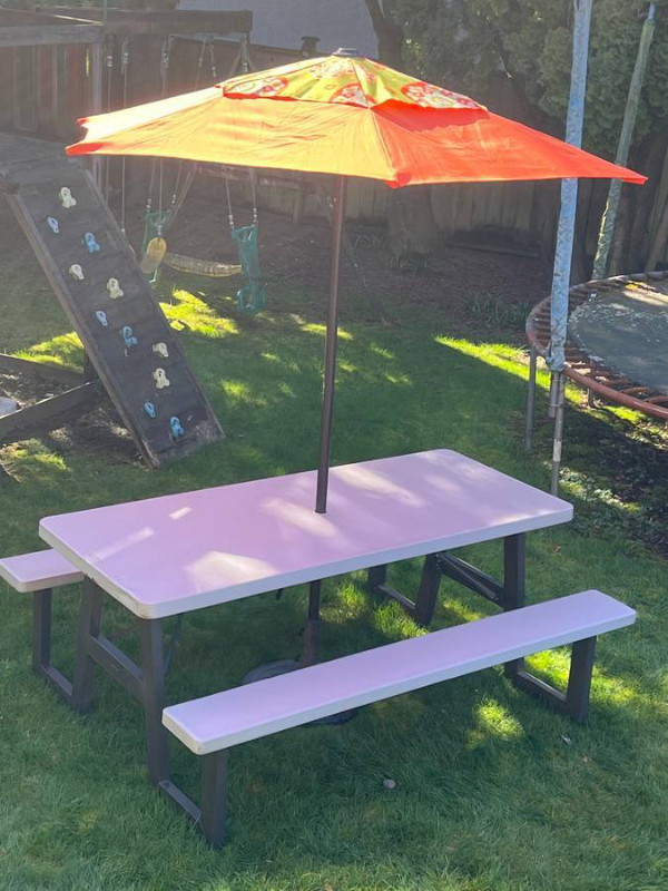 Folding picnic table set with sun umbrella for sale in Patio & Garden Furniture in Vancouver - Image 2