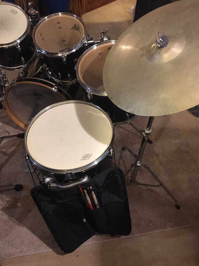 Yamaha 6 piece set complete w/ stool/ cymbals small sized kit Drums