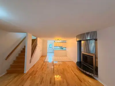 41/2 non-fumeurs à louer incluant 2 chambres à coucher, 1 salle de bain, 1 salle d'eau, sur 2 niveau...
