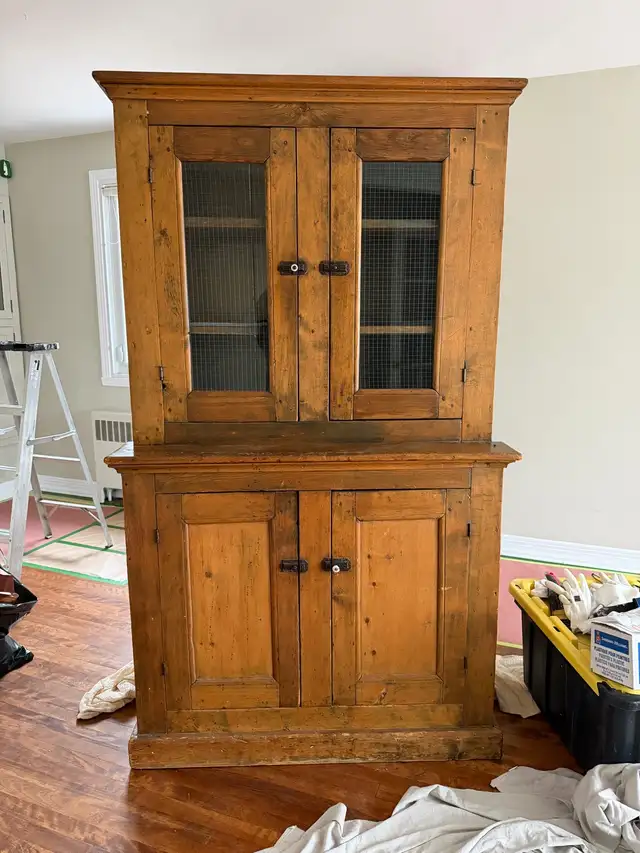 Vaisselier Antique en bois / Rustic Wood Cabinet in Hutches & Display Cabinets in City of Montréal - Image 2