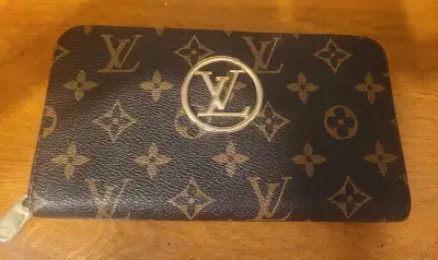 BNNU Women's Louis Vuitton wallet, View more