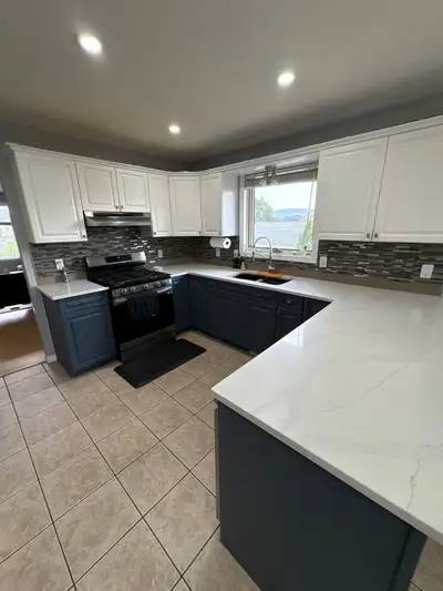 A 5 bedroom 3 bathroom house in Parkdale area will be available for rent from Oct 1. It’s fully furn...