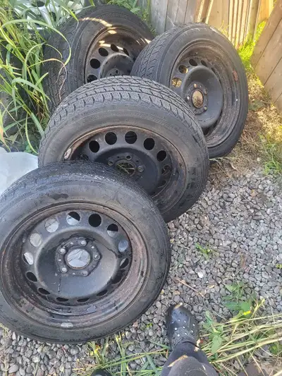 Get ready for winter with these used BMW winter tires, sized at 205/55R16! These Winter King tires a...