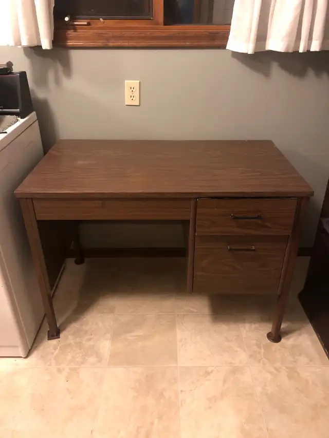 Small desk in Desks in Kamloops - Image 2