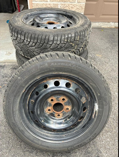 Nearly new winter tires 205/55R16 Set of nearly new winter tires on steel rims: General Altimax 205/...