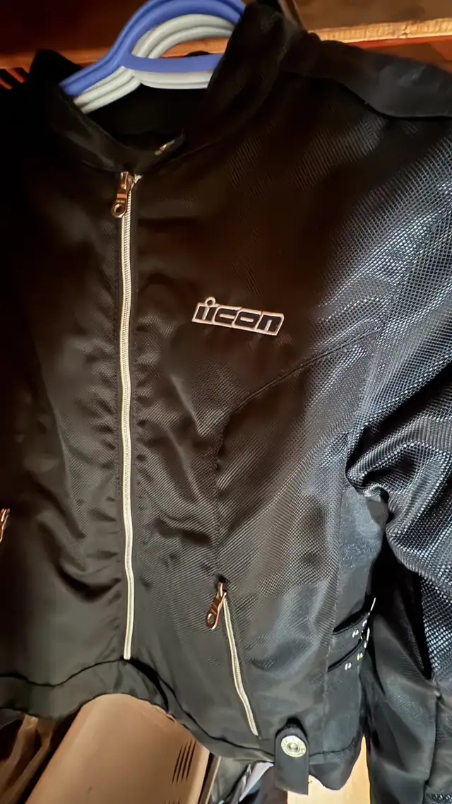 Ladies Icon Motorcycle Jacket Unused Mint Condition in Motorcycle Parts & Accessories in Edmonton - Image 4