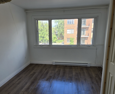 Joli 4 1/2 sur un haut de Triplex avec 2 chambres séparée pres du metro Cadilac et Langelier Inclus:...