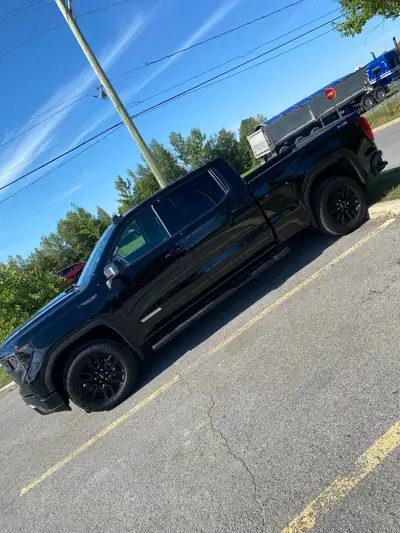 Service de Transport & Livraison – GMC Sierra 2025 et remorque fermée. Vous venez d'acheter un meubl...