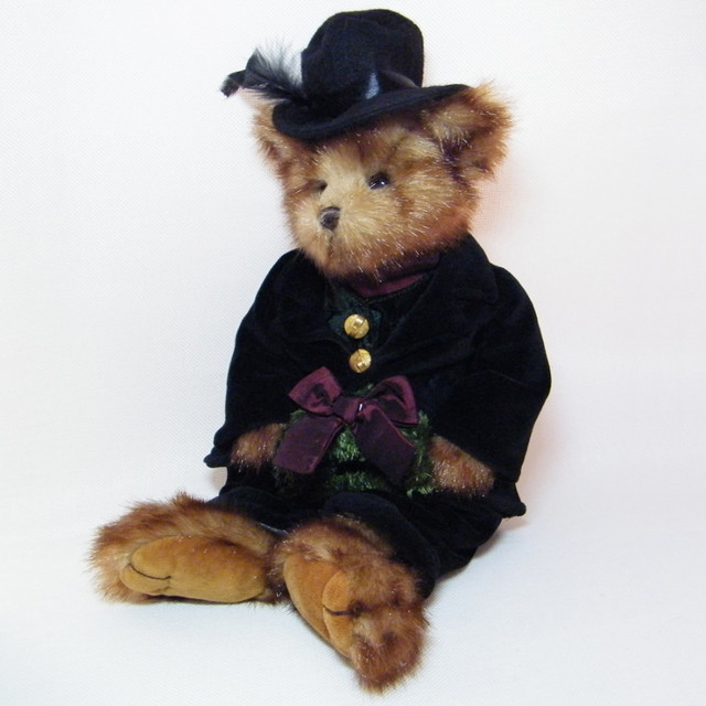 Bearington CHARLES BEAR Plush Victorian Christmas Teddy w Wreath in Arts & Collectibles in City of Toronto - Image 4