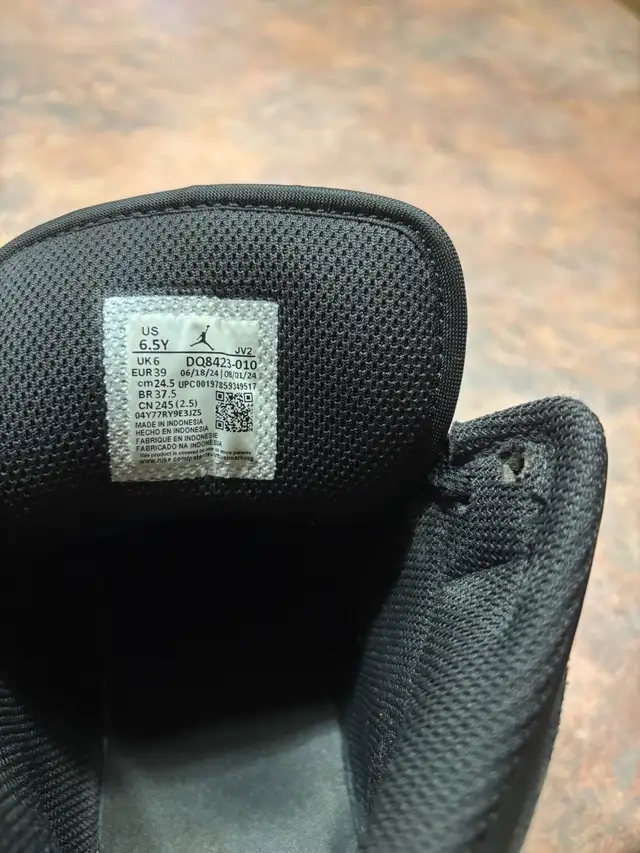 soulier Nike air Jordan gr:6.5 30$ in Basketball in Laval / North Shore - Image 8