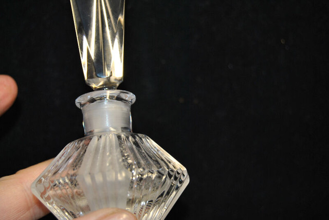 Elegant Bohemia 5" Lead Crystal Perfume Bottle w/ Topper in Arts & Collectibles in Vancouver - Image 3